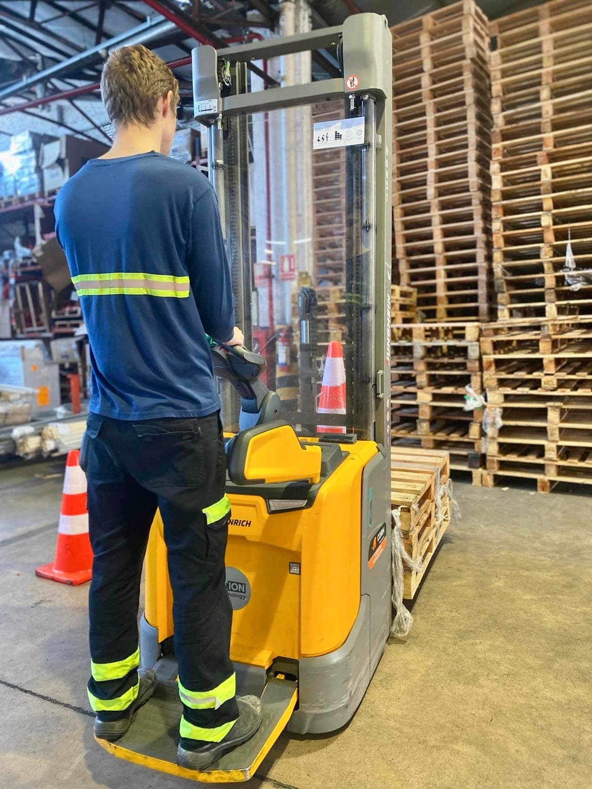 Operación segura de apiladoras eléctricas